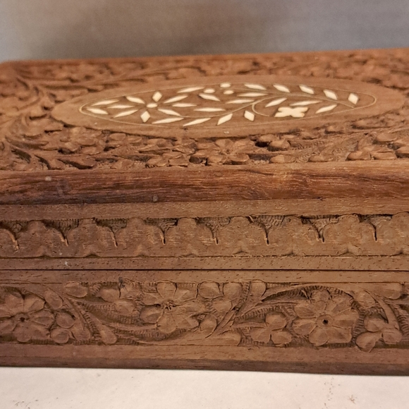 Intricate Carved Rosewood Box Floral Inlay Top Lined Interior India. - Picture 6 of 7